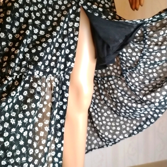 Beautiful NWOT Divided button up flowered puff sleeved silky dress - Picture 9 of 9